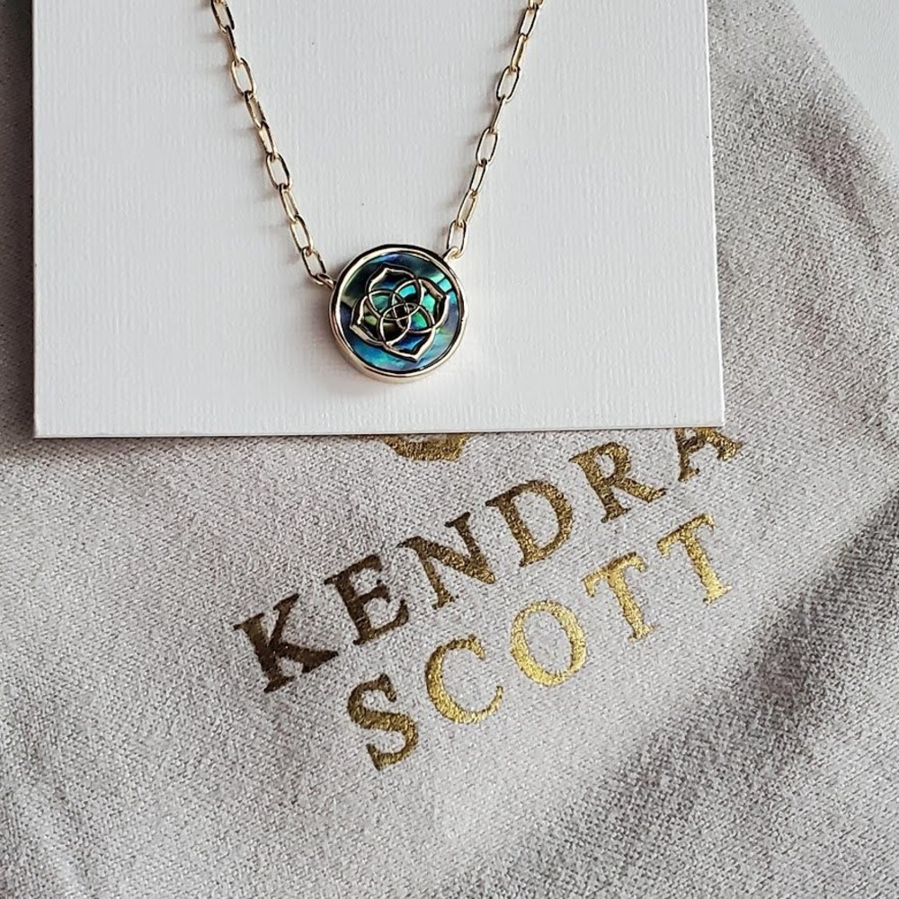 Kendra Scott Dira Gold Pendant Necklace in Abalone Shell Iridescent Filigree - Picture 5 of 6